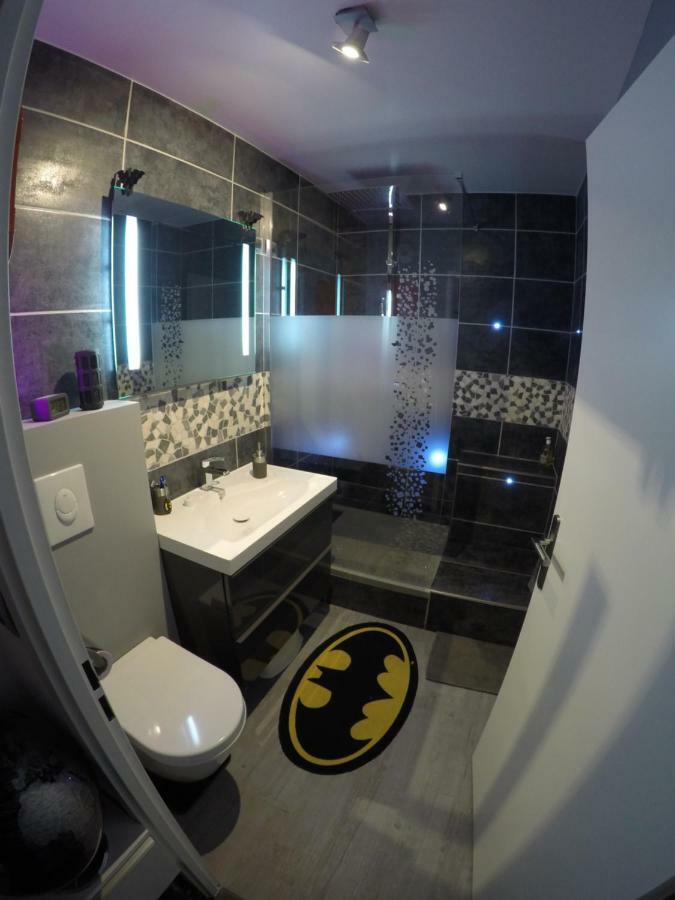 Disneyland-Paris Aux Portes De La Batcave Bussy-Saint-Georges Dış mekan fotoğraf