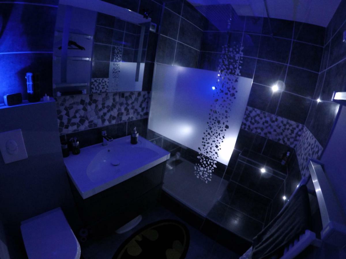 Disneyland-Paris Aux Portes De La Batcave Bussy-Saint-Georges Dış mekan fotoğraf